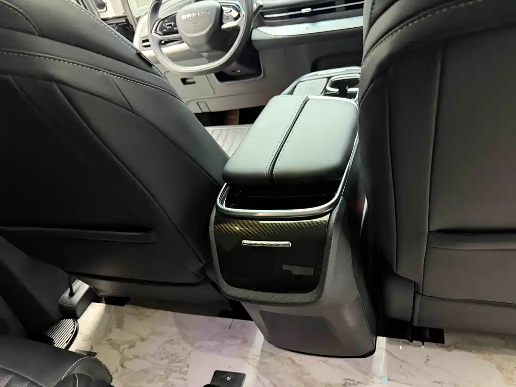Dongfeng Fengguang G90 2022 2.0T Star Cloud 7-seat Edition