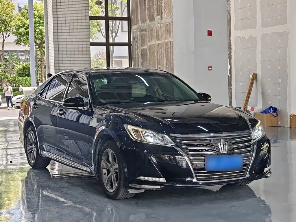 Crown 2015 2.0T Fashion Edition