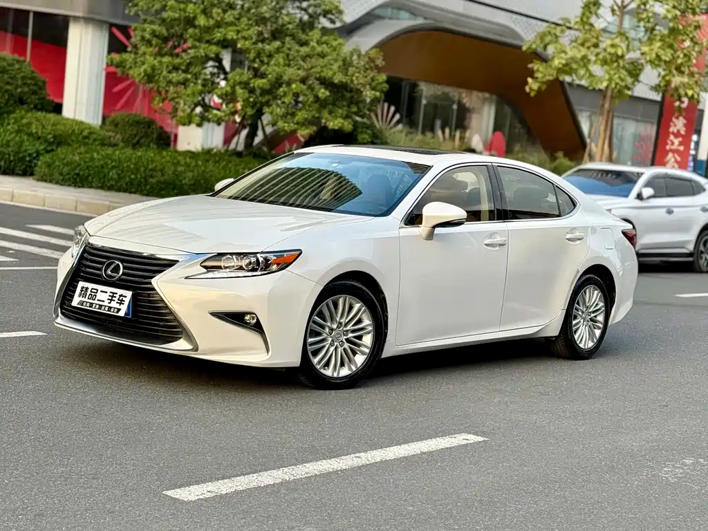 Lexus ES 200 Elite Edition 2015