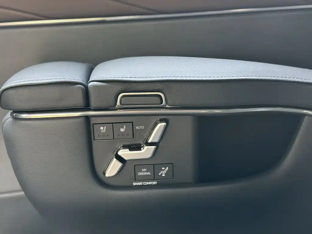 Alphard 2025款 Hybrid 2.5L Premium Gold Edition