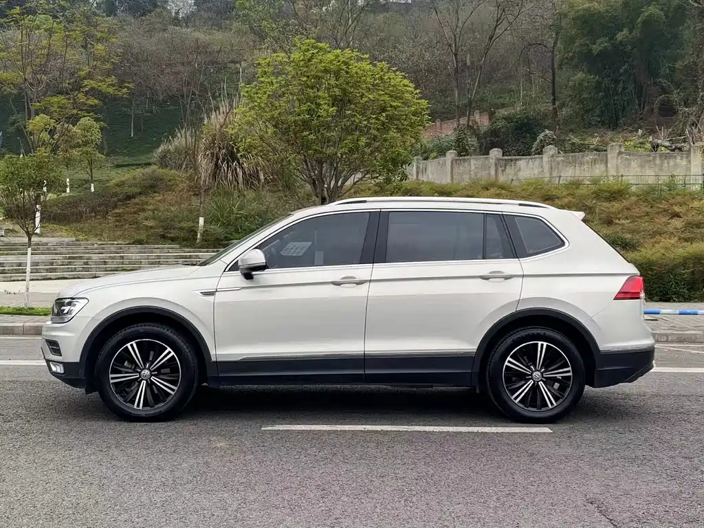 Tiguan L 2019 330 TSI Automatic Two-wheel Drive Panoramic Comfort Edition National VI