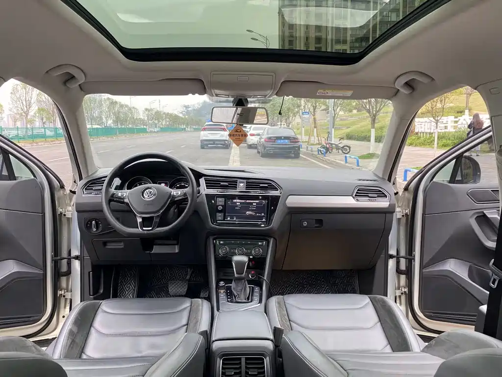 Tiguan L 2019 330 TSI Automatic Two-wheel Drive Panoramic Comfort Edition National VI