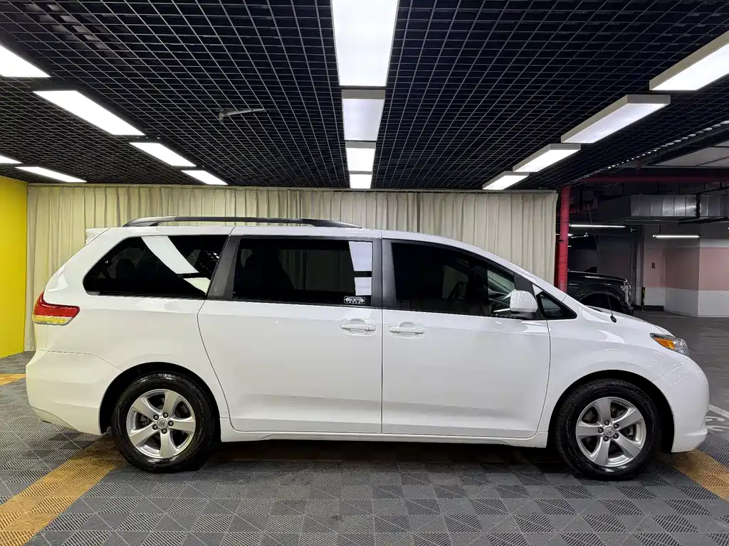 SIENNA 2015 3.5L 2WD LE