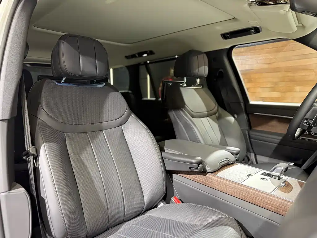 Range Rover 2024 Edition 3.0 L6 400PS Grand Extended Version