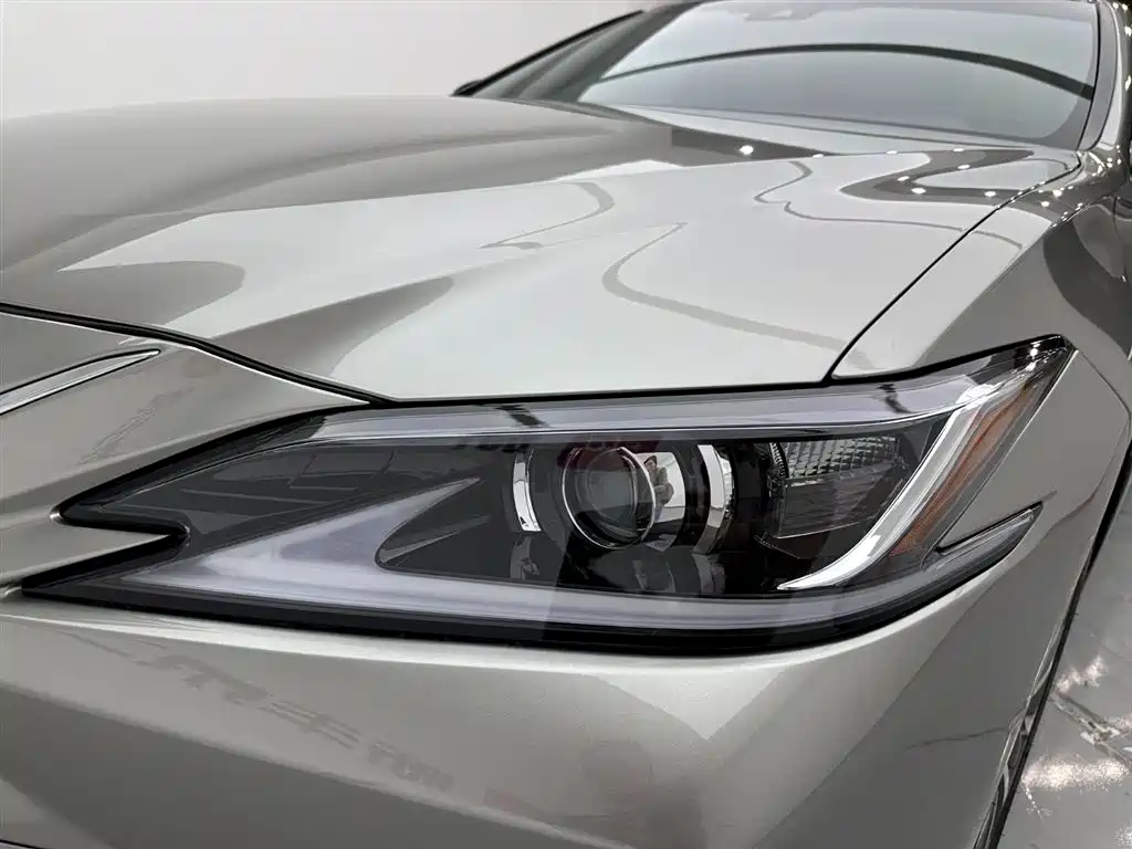 Lexus ES 2020 300h Excellence Edition