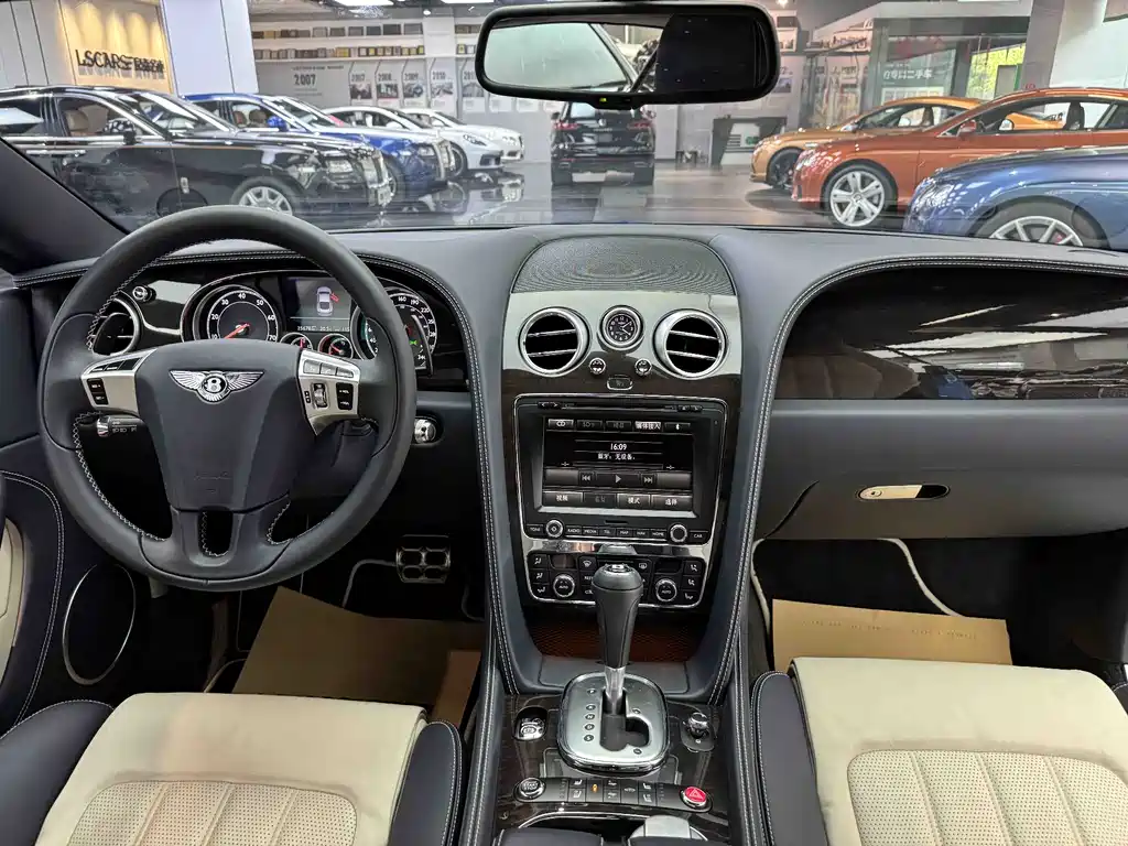 Audi A8 2015 model 4.0T GT V8 standard edition