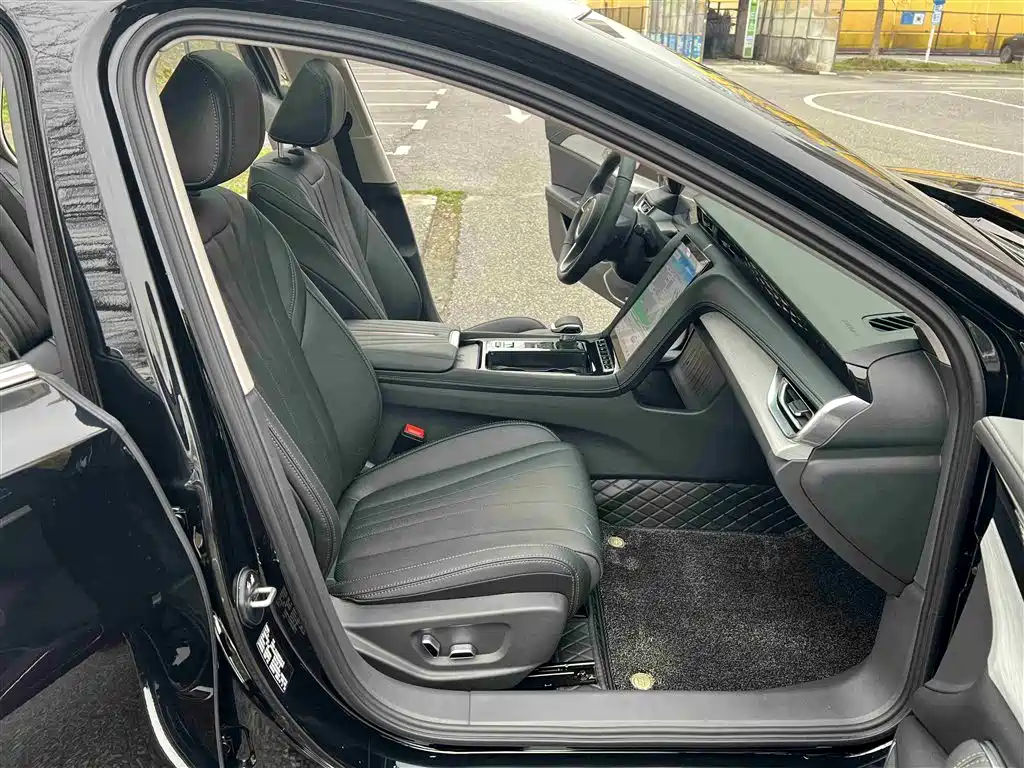 Hongqi H5 2025 Model 2.0T Automatic Qi Chang Edition