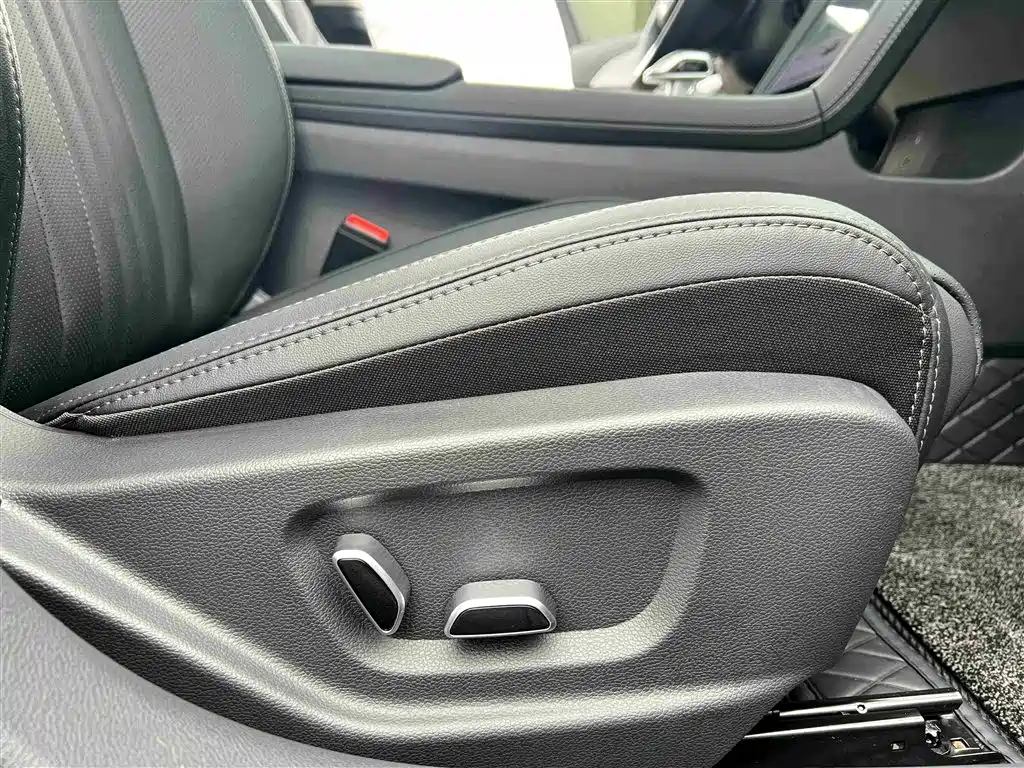 Hongqi H5 2025 Model 2.0T Automatic Qi Chang Edition
