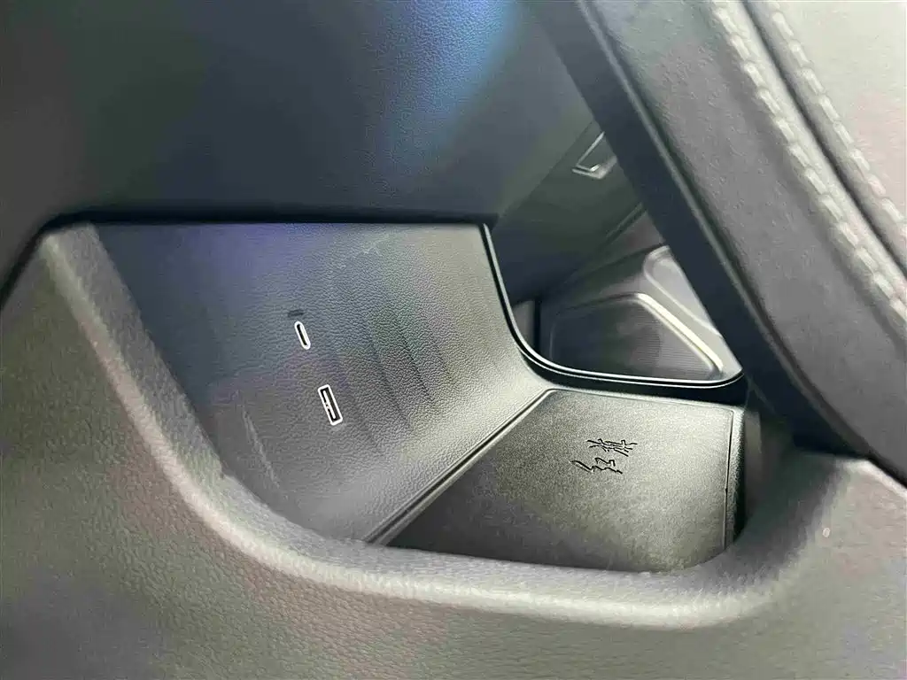 Hongqi H5 2025 Model 2.0T Automatic Qi Chang Edition