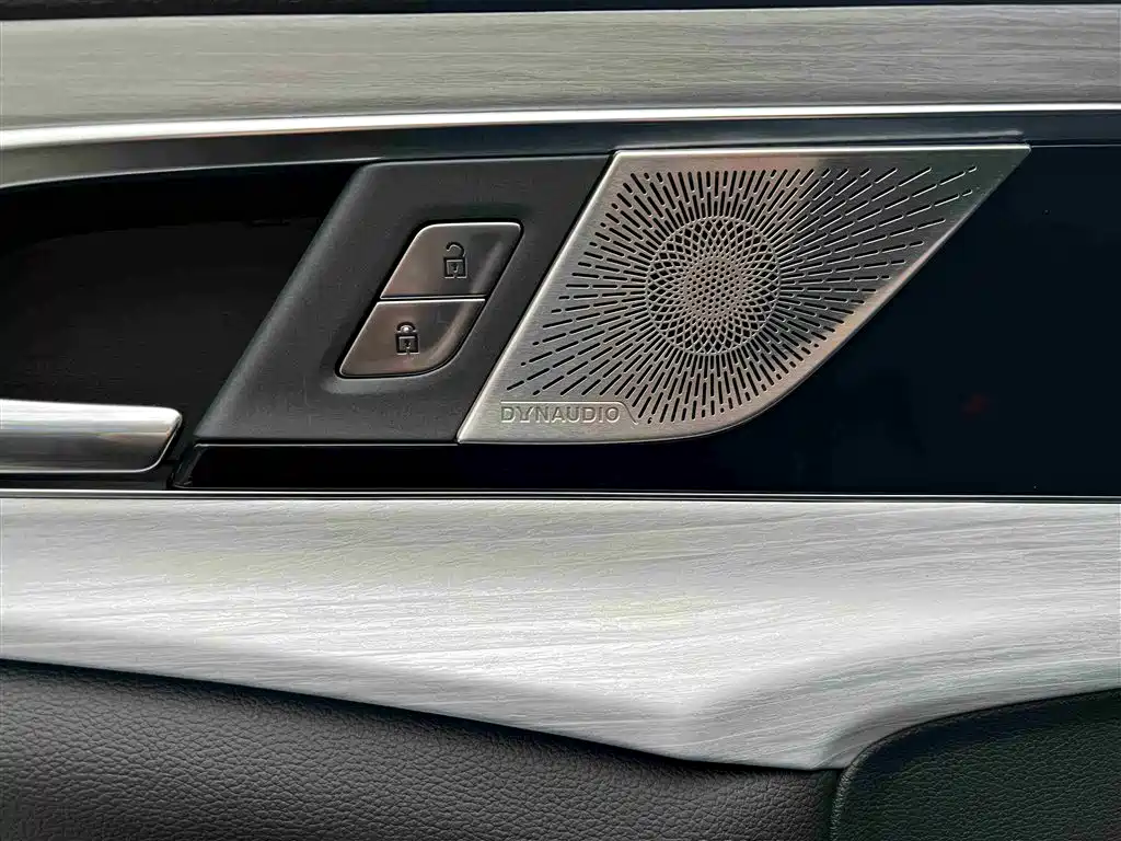 Hongqi H5 2025 Model 2.0T Automatic Qi Chang Edition
