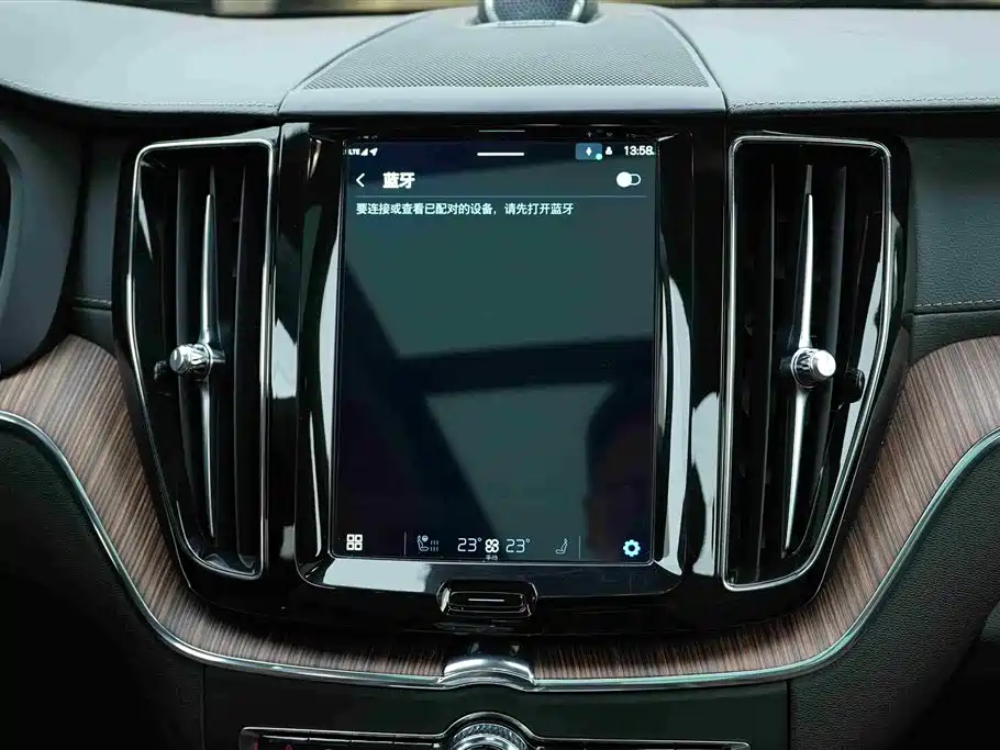Volvo XC60 2023 B5 AWD Intelligent Distance Luxury Edition