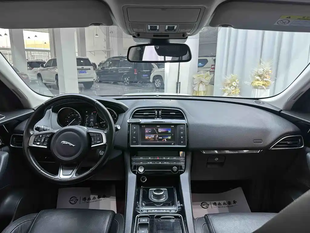 Jaguar F-PACE 2018 2.0T All-Wheel Drive Urban Luxury Edition