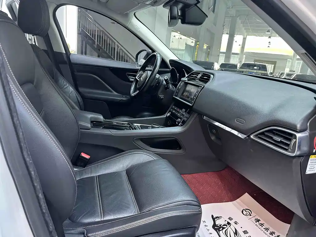 Jaguar F-PACE 2018 2.0T All-Wheel Drive Urban Luxury Edition