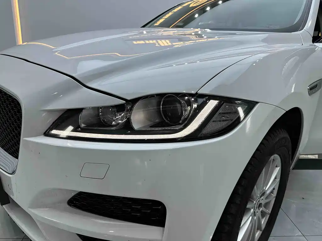 Jaguar F-PACE 2018 2.0T All-Wheel Drive Urban Luxury Edition