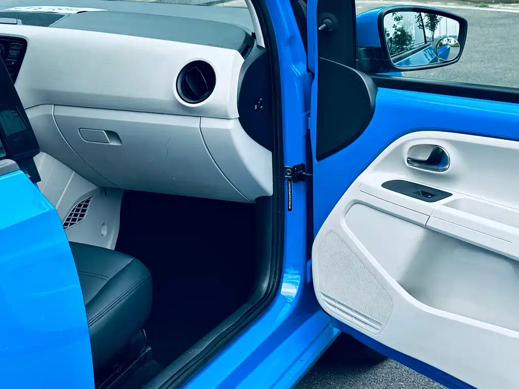 Volkswagen Up! 2015 model 1.0L move up!