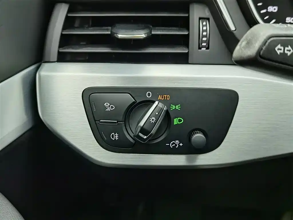 Audi A4L 2019 40 TFSI Fashion Edition National VI