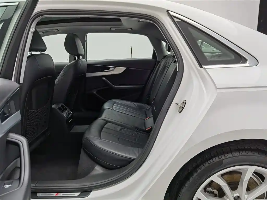 Audi A4L 2019 40 TFSI Fashion Edition National VI