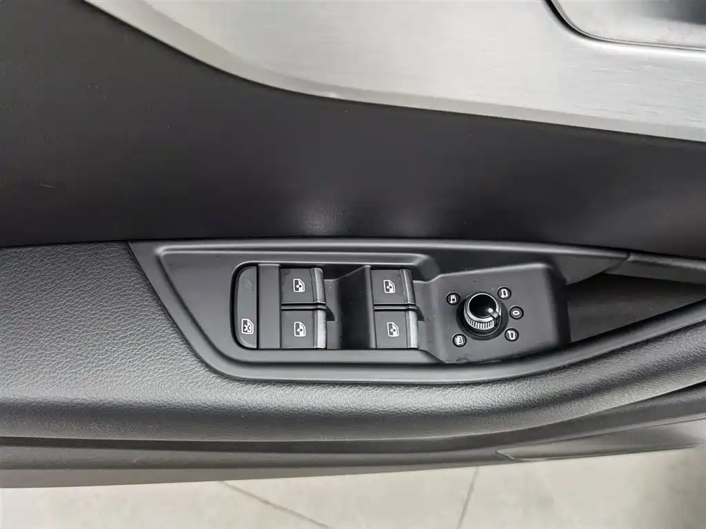 Audi A4L 2019 40 TFSI Fashion Edition National VI
