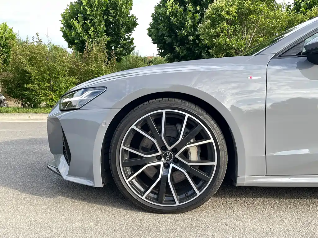 Audi A7 2023 55 TFSI quattro Premium trim