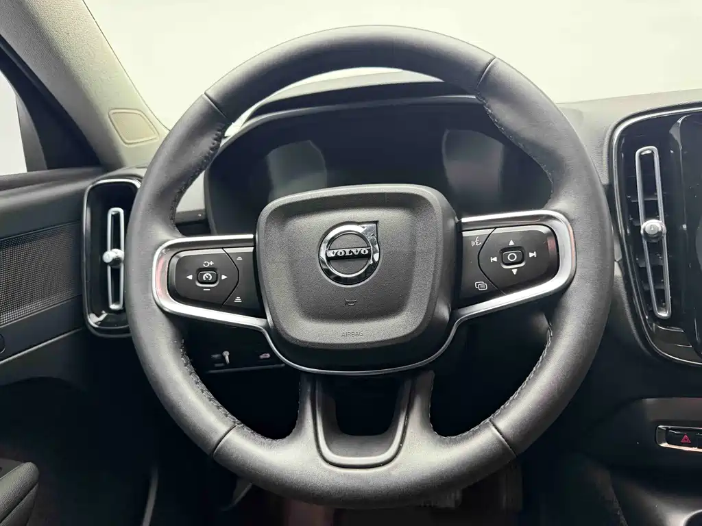 Volvo XC40 2022 T4 AWD Intelligent Distance Luxury Edition