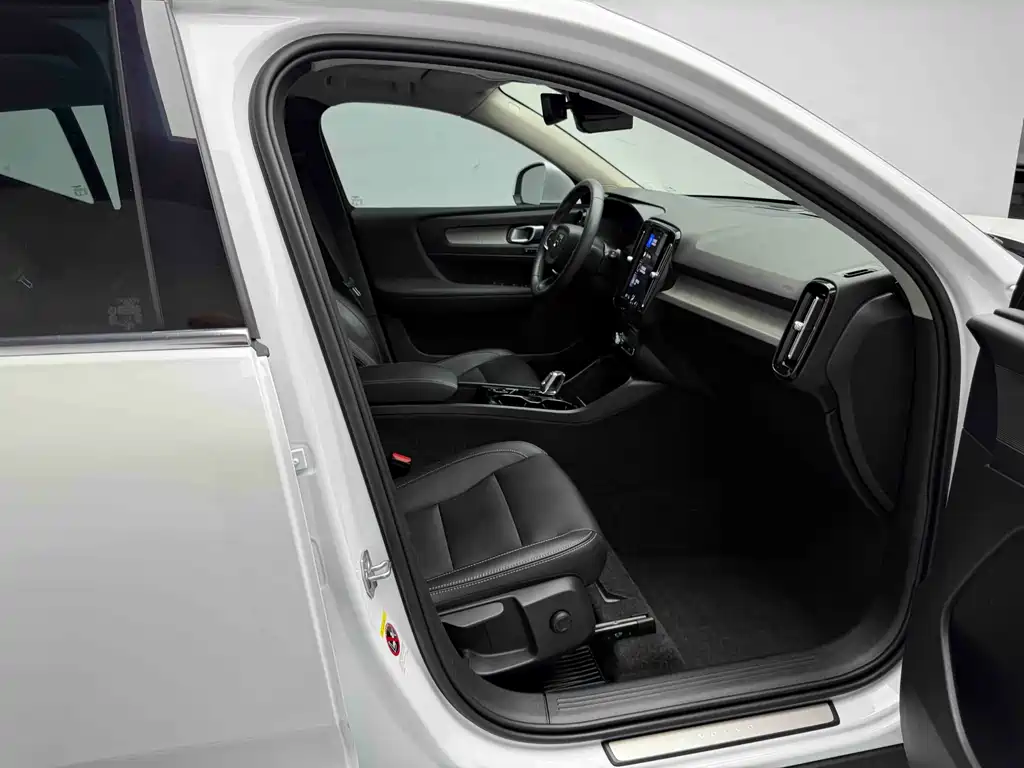 Volvo XC40 2022 T4 AWD Intelligent Distance Luxury Edition