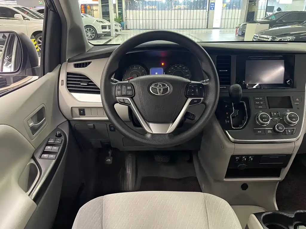 Sienna 2015 3.5L Two-Wheel Drive LE
