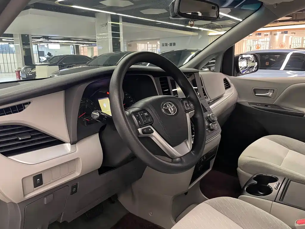 Sienna 2015 3.5L Two-Wheel Drive LE