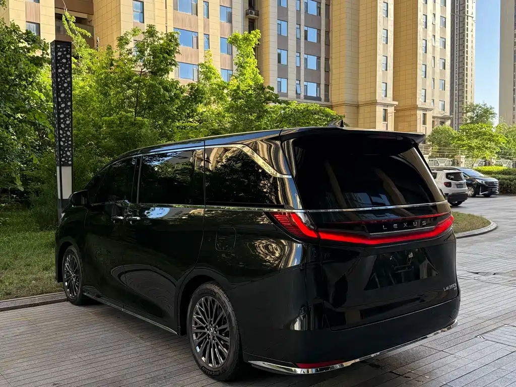 Lexus LM 2023 350h 7-Seat Junya Edition