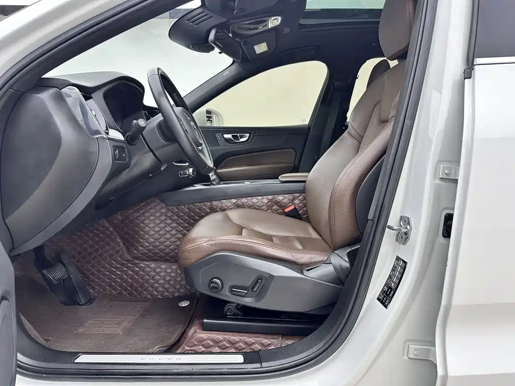 Volvo XC60 2021 T5 AWD Intelligent Comfort Luxury Edition