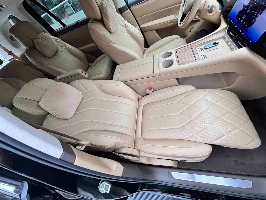 SUV M8 2025 Edition Range-Extended Ultra Version 53.4kWh 6-Seat Version 192-line LiDAR)
