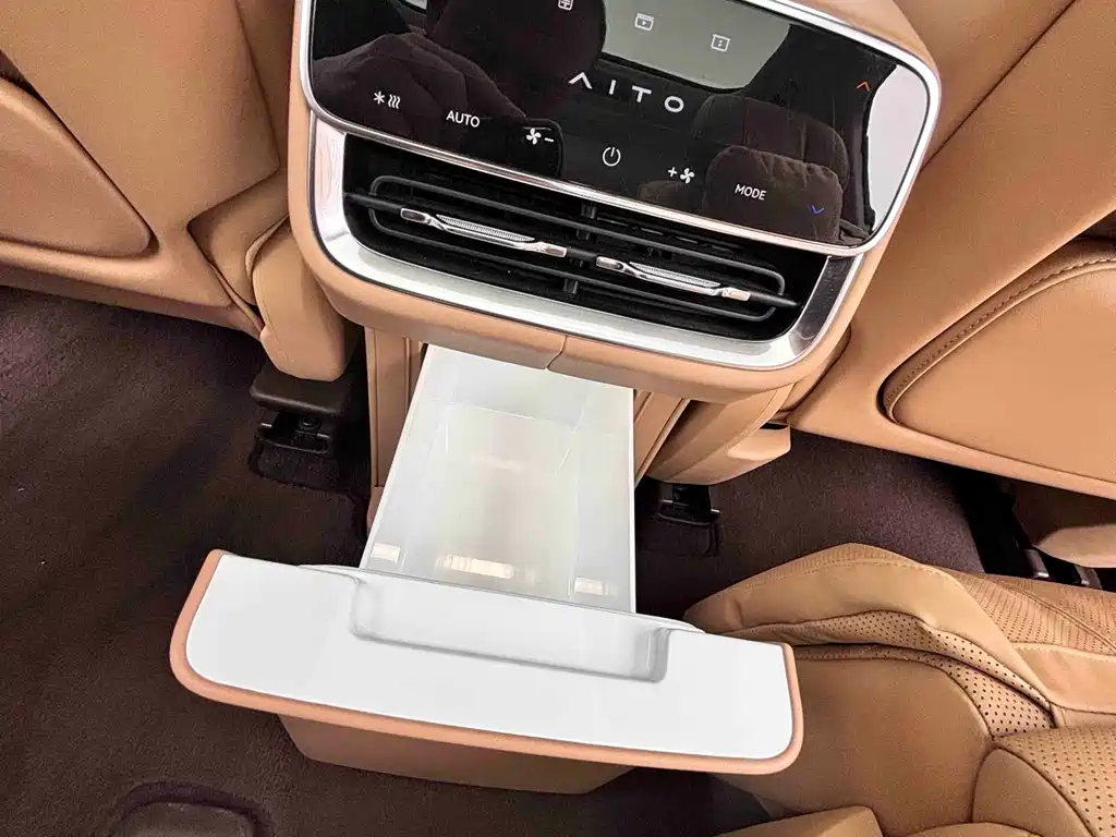SUV M8 2025 Edition Range-Extended Ultra Version 53.4kWh 6-Seat Version 192-line LiDAR)