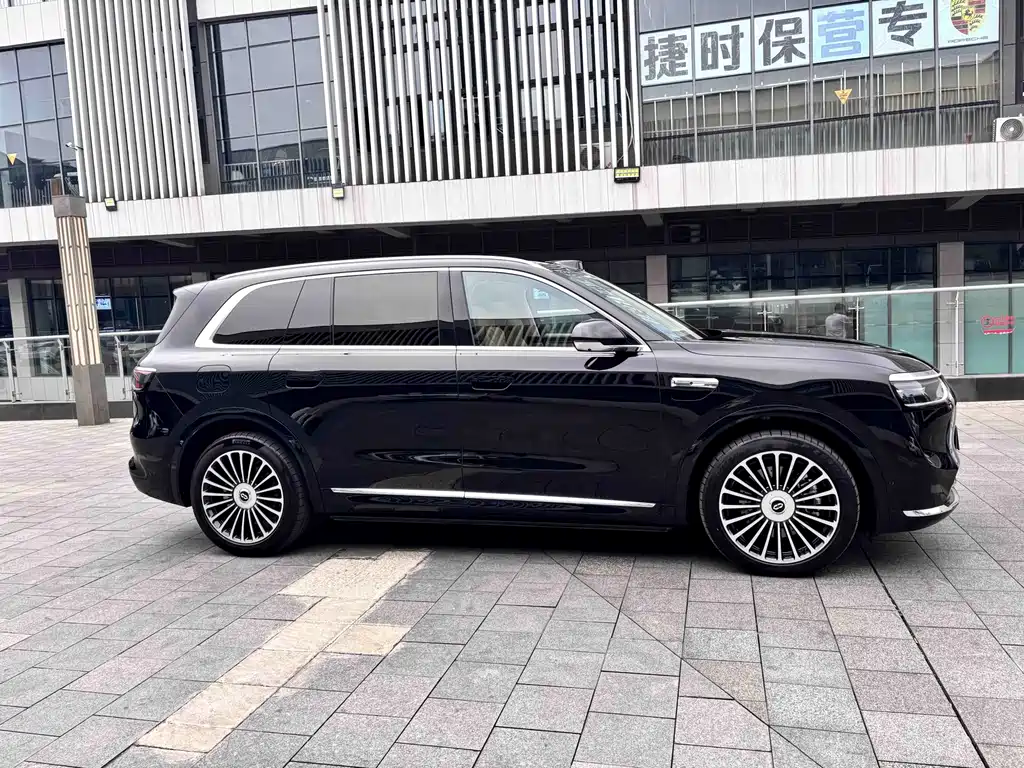 SUV M8 2025 Edition Range-Extended Ultra Version 53.4kWh 6-Seat Version 192-line LiDAR)