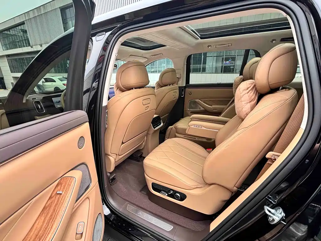 SUV M8 2025 Edition Range-Extended Ultra Version 53.4kWh 6-Seat Version 192-line LiDAR)