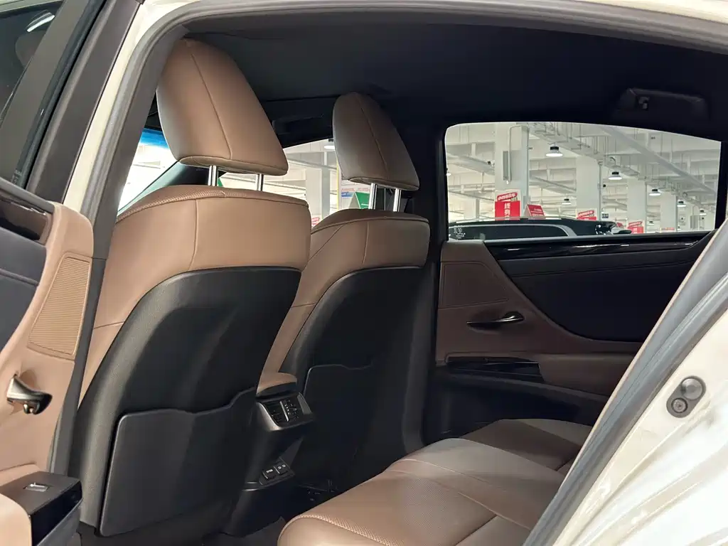 Lexus ES 2021 300h Excellence Edition