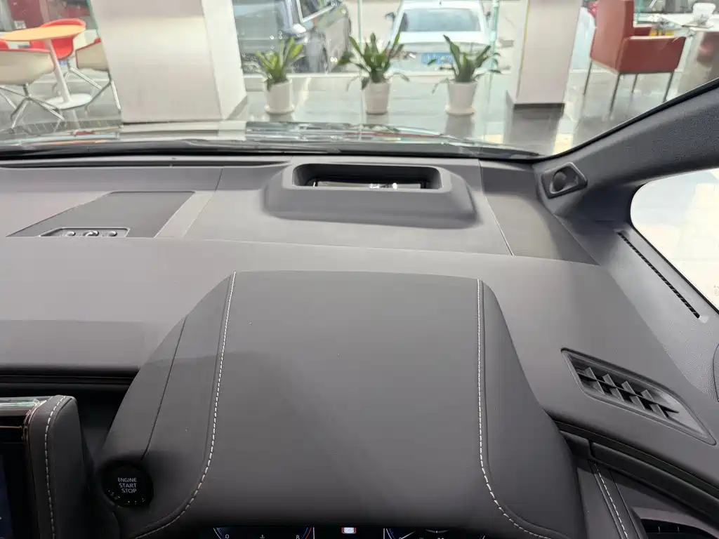 Alphard 2025款 Hybrid 2.5L Premium Gold Edition