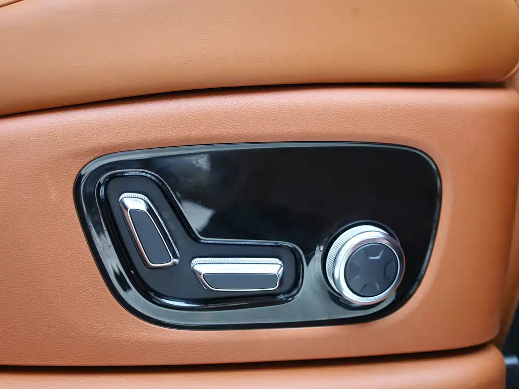 Galaxy M9 2025 Edition 210km All-Wheel Drive Leading Edition