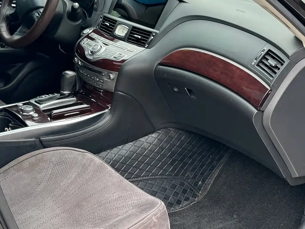 Infiniti Q70 2015款 Q70L 2.5L Enjoyment Edition
