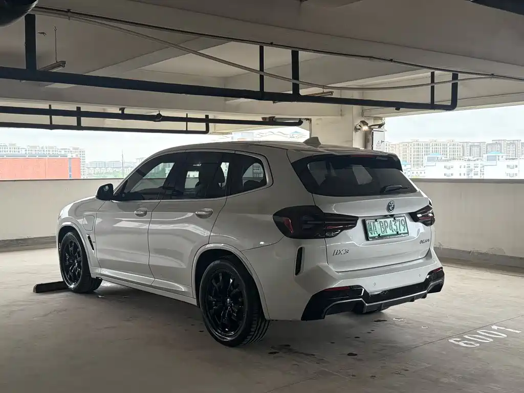 BMW iX3 2024 Leading Edition