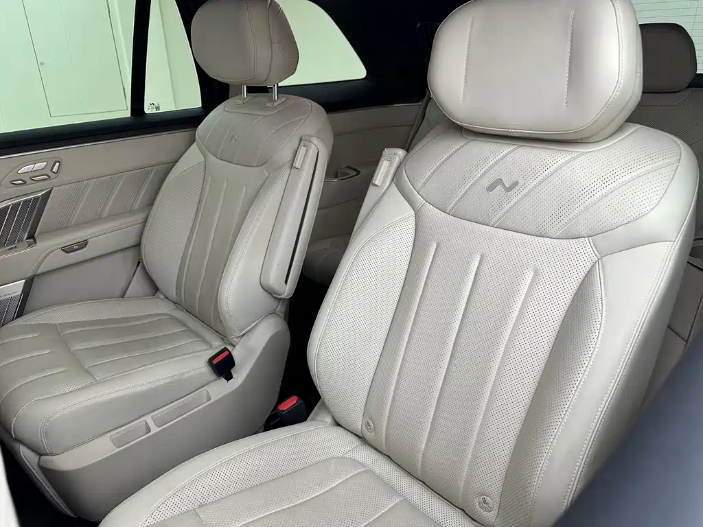 L90 Ultra 2025 6-seat edition