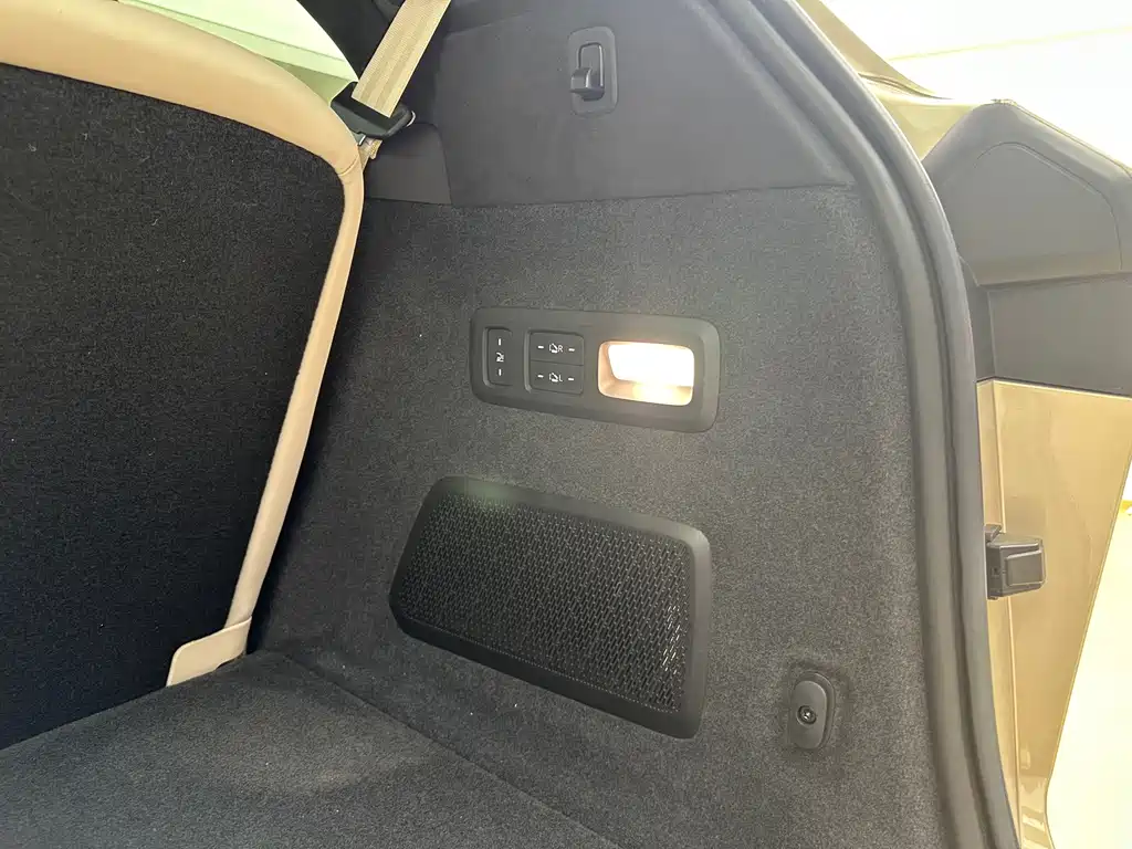 L90 Ultra 2025 6-seat edition