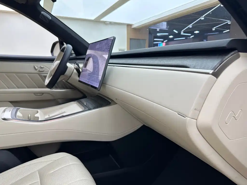 L90 Ultra 2025 6-seat edition