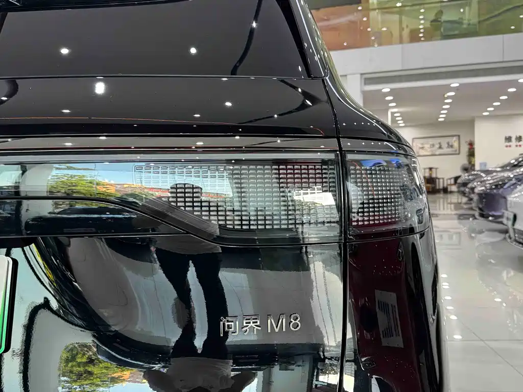 SUV M8 2025 Edition Range-Extended Ultra Version 53.4kWh 5-Seat Version 192-line LiDAR)