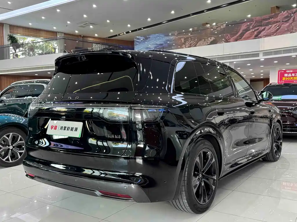 SUV M8 2025 Edition Range-Extended Ultra Version 53.4kWh 5-Seat Version 192-line LiDAR)