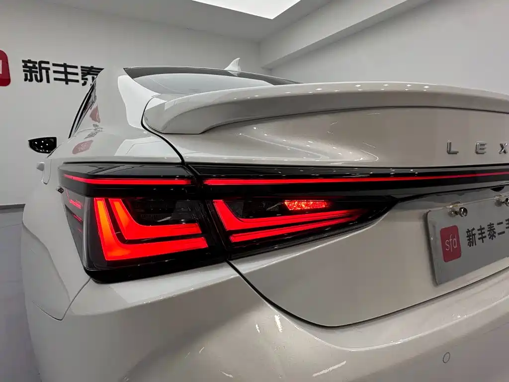 Lexus ES 2025 300h Premium Edition