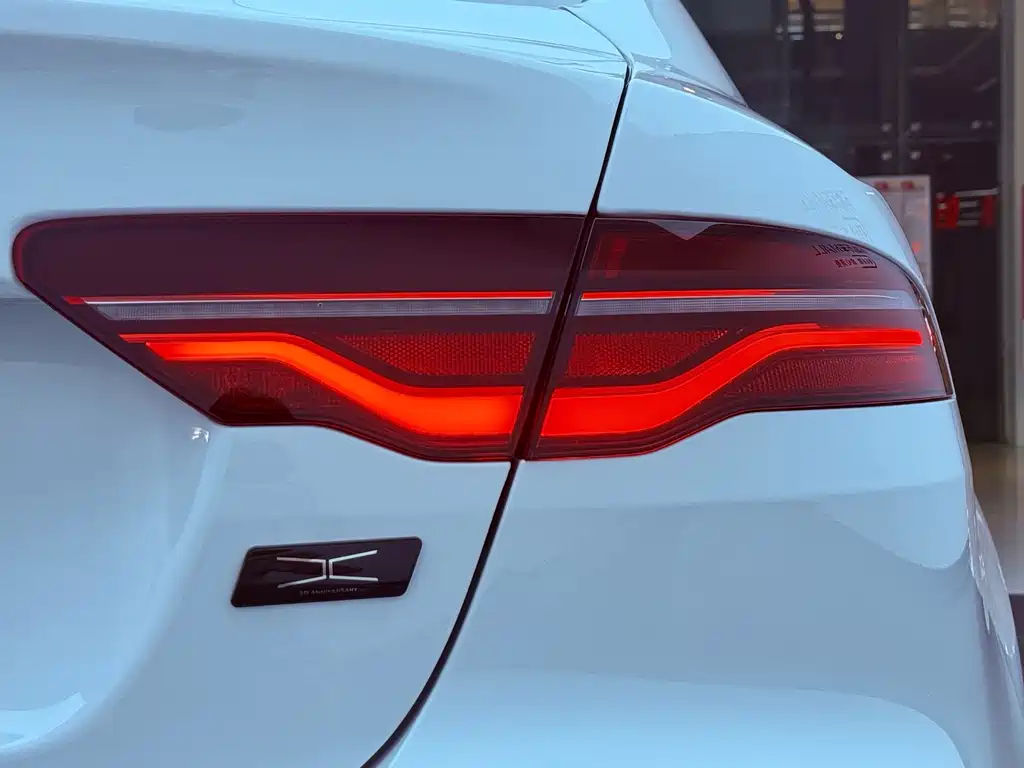 Jaguar XEL 2025 Edition 2.0T 250PS R-DYNAMIC 90th Anniversary Edition