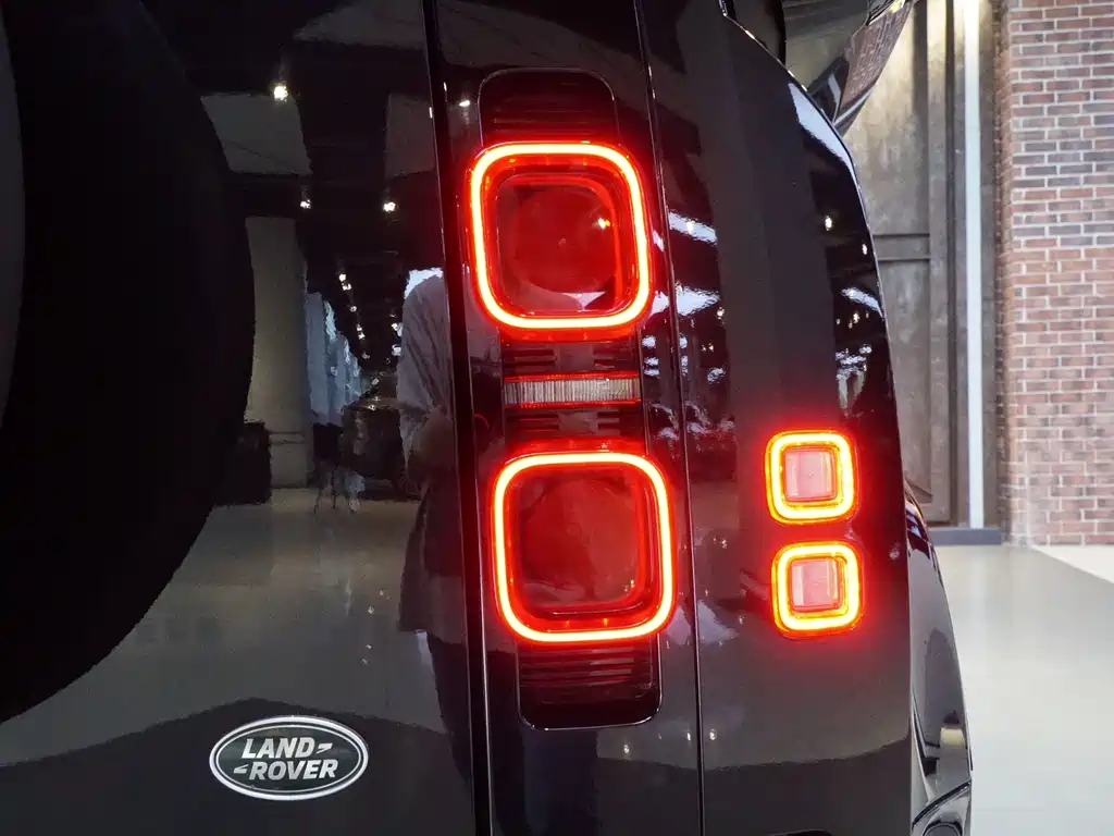 Land Rover Defender 2024 110 3.0T P400 Dark Special Edition