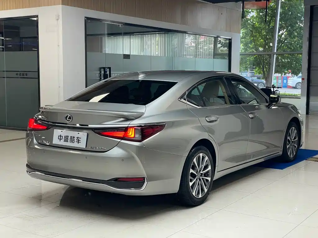 Lexus ES 2022 300h Excellence Edition