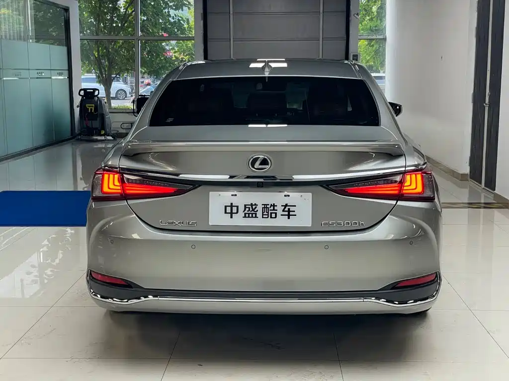 Lexus ES 2022 300h Excellence Edition