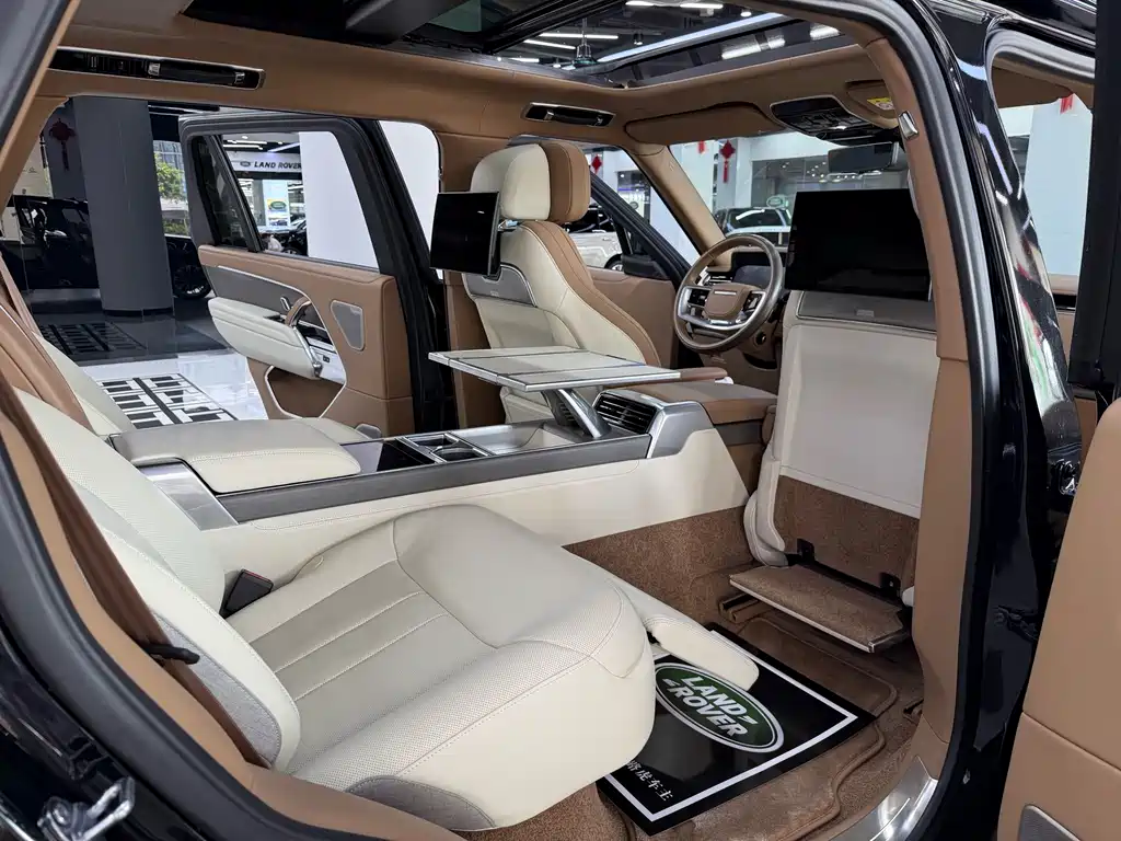 Range Rover 2024 3.0 L6 400PS SV尊荣创世加长版 4座
