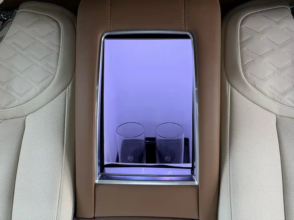 Range Rover 2024 3.0 L6 400PS SV尊荣创世加长版 4座